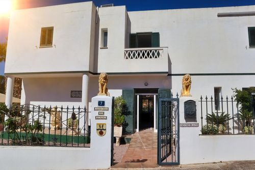 Casa Castillo Maravillosa y lujosa villa con piscina privada en Altea, Costa Blanca, España, para 10 personas. La casa se encuentra en una zona costera, montañosa y residencial....