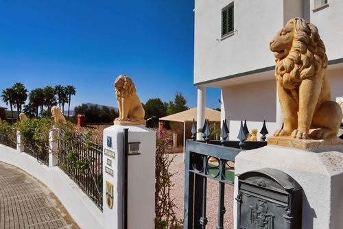 Casa Castillo Wunderbare und luxuriöse Villa mit privatem Pool in Altea, Costa Blanca, Spanien, für 10 Personen. Das Haus befindet sich in einer Küsten-, hügeligen und Wohngegend....