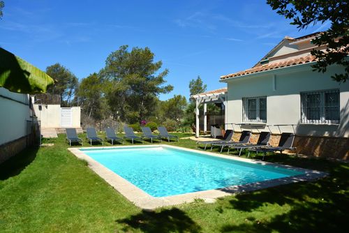 At 10 minutes drive from Sitges. Villa Serena . High Comodity  Renwed   High Quality   Pool XXL    AC      15 P Luksuzna vila s privatnim bazenom u Sitgesu, Costa Dorada, Španija, za 15 osoba. Vila se nalazi u ruralnom, šumovitom, stambenom i planinskom području uz more....