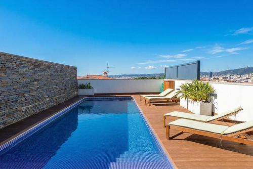 At 8 minutes drive from Sitges. Villa Kala. High Design 15 minutes walking from beaches    Exclusiv Hermosa villa de lujo con piscina privada en Sitges, Costa Dorada, España, para 9 personas. La villa se encuentra en una zona rural, boscosa, residencial y montañosa cerca de la playa....