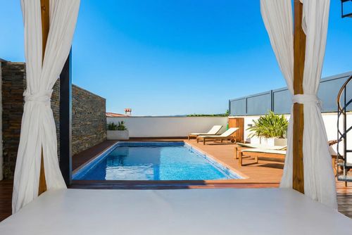 At 8 minutes drive from Sitges. Villa Kala. High Design 15 minutes walking from beaches    Exclusiv Luxuriöse Villa mit privatem Pool in Sitges, Costa Dorada, Spanien für 18 Personen. Die Villa befindet sich in einem ländlichen, bewaldeten Wohn- und Berggebiet in Strandnähe....