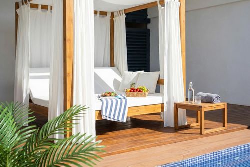 At 8 minutes drive from Sitges. Villa Kala. High Design 15 minutes walking from beaches    Exclusiv Smuk luksusvilla med privat pool i Sitges, Costa Dorada, Spanien til 9 personer. Villaen ligger i et landligt, skovklædt, beboelses- og bjergrigt strandområde....