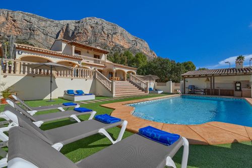 Altar Winter Wonderful and comfortable villa in Xàbia, Costa Blanca, Spain with a private pool for 8 people. The house is situated in a residential beach area and is 4 km from La Grava, Xàbia Beach....