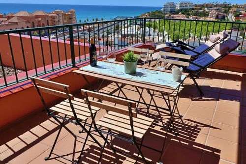 Apartment Playamar 1 Apartamento com piscina comunitária em Fuengirola, Andaluzia, Espanha, para 4 pessoas. O apartamento está situado em uma área urbana à beira-mar, a 500 m da Praia Bar Bikini e a 0,5 km de Fuengirola....
