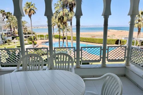 Cala D'Or 64 by homeprive Piękne i komfortowe mieszkanie z wspólnym basenem w Denii, Costa Blanca, Hiszpania, przeznaczone dla 4 osób. Mieszkanie znajduje się w mieszkalnej strefie nadmorskiej, blisko restauracji, barów, sklepów i supermarketów, zaledwie 25 m od plaży....