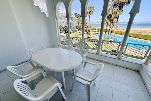 Cala D'Or 64 by homeprive Bel appartement confortable avec piscine commune à Denia, Costa Blanca, Espagne, pour 4 personnes. L'appartement est situé dans une zone résidentielle proche de la plage, à proximité de restaurants, bars, boutiques et supermarchés, et à seulement 25 m de la plage....