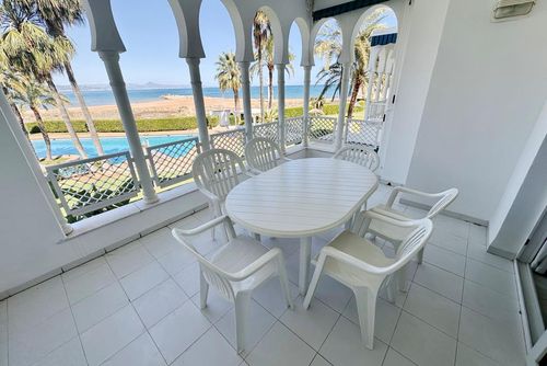 Cala D'Or 64 by homeprive Smuk og komfortabel lejlighed med fælles pool i Denia, Costa Blanca, Spanien til 4 personer. Lejligheden er beliggende i et boligområde tæt på stranden, i nærheden af restauranter, barer, butikker og supermarkeder, og kun 25 m fra stranden....