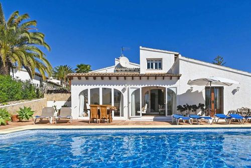 Vitoria Villa besar dan indah di Moraira, Costa Blanca, Spanyol dengan kolam renang pribadi untuk 8 orang. Rumah ini terletak di area pantai perumahan dan berjarak 3 km dari pantai....