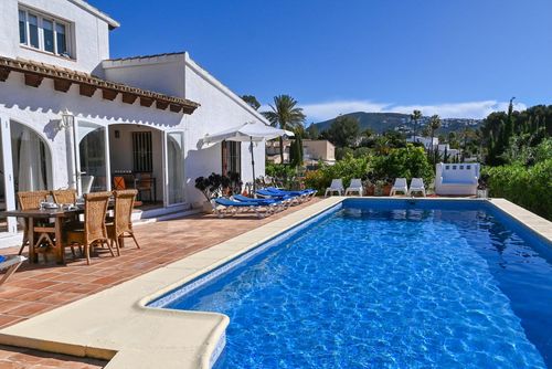 Vitoria Große und schöne Villa in Moraira, Costa Blanca, Spanien mit privatem Pool für 8 Personen. Das Haus befindet sich in einem Wohngebiet am Strand, 3 km vom Strand entfernt....