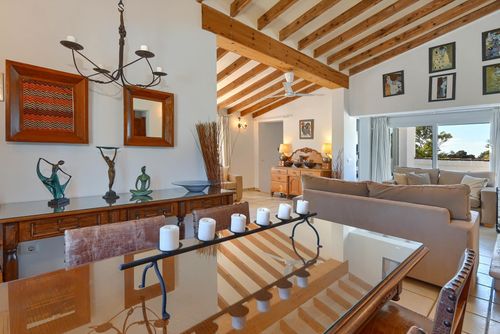 Vitoria Amplia y encantadora villa en Moraira, Costa Blanca, España con piscina privada para 8 personas. La casa está situada en una zona residencial de playa y a 3 km de la misma....