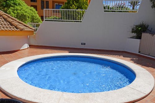 Seafront and Garden View Prachtig en mooi appartement in Altea, Costa Blanca, Spanje met gemeenschappelijk zwembad voor 6 personen. Het appartement is gelegen in een residentieel strandgebied, dicht bij een tennisbaan, 100 m van Playa Mascarat strand en 0....