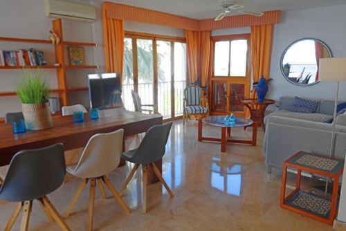 Seafront and Garden View Mooi en aangenaam appartement met gemeenschappelijk zwembad in Altea, Costa Blanca, Spanje voor 6 personen. Het appartement is gelegen in een residentieel strandgebied, dicht bij een tennisbaan, op 100 m van het Playa Mascarat strand en 0,2 km van de Middellandse Zee....