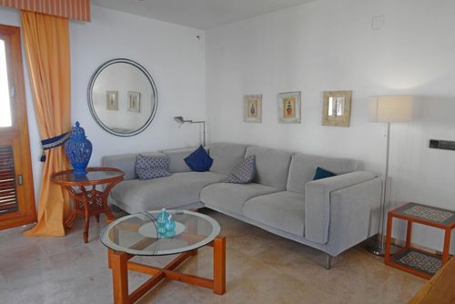 Seafront and Garden View Encantador y agradable apartamento en Altea, Costa Blanca, España, con piscina comunitaria para 6 personas. El apartamento se encuentra en una zona residencial de playa, cerca de una pista de tenis, a 100 m de la playa de Mascarat y a 0....