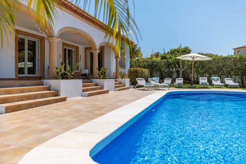 Casa Caramelo LT Mooie en comfortabele villa in Javea, Costa Blanca, Spanje met privézwembad voor 8 personen. Het huis is gelegen in een heuvelachtige en residentiële omgeving....
