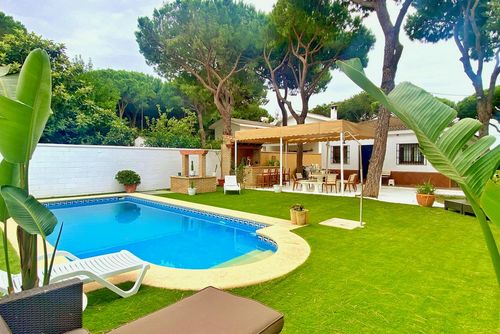 Fresno Villa classique et confortable avec piscine privée à Chiclana de la Frontera, Costa de la Luz, Espagne, pour 6 personnes. La maison est située dans un quartier côtier, boisé et résidentiel, à 5 km de Chiclana ou de La Barrosa....