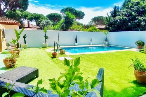 Fresno Klassische und komfortable Villa mit privatem Pool in Chiclana de la Frontera, Costa de la Luz, Spanien für 6 Personen. Das Haus befindet sich in einer küstennahen, bewaldeten Wohngegend und ist 5 km von Chiclana oder La Barrosa entfernt....