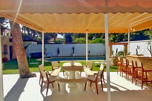 Fresno Clásica y cómoda villa con piscina privada en Chiclana de la Frontera, Costa de la Luz, España, para 6 personas. La casa está situada en una zona costera, arbolada y residencial, y se encuentra a 5 km de Chiclana o La Barrosa....
