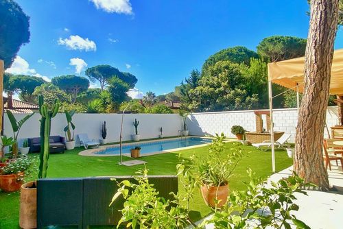 Fresno Villa classique et confortable avec piscine privée à Chiclana de la Frontera, Costa de la Luz, Espagne, pour 6 personnes. La maison est située dans un quartier côtier, boisé et résidentiel, à 5 km de Chiclana ou de La Barrosa....