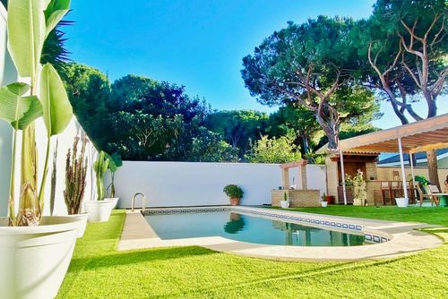 Fresno Klassische und komfortable Villa mit privatem Pool in Chiclana de la Frontera, Costa de la Luz, Spanien für 6 Personen. Das Haus befindet sich in einer küstennahen, bewaldeten Wohngegend und ist 5 km von Chiclana oder La Barrosa entfernt....