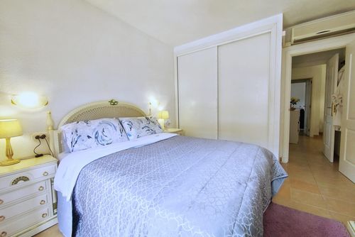 Jardines Torreblanca Apartamento en Fuengirola, Andalucía, España, con piscina comunitaria para 4 personas. El apartamento se encuentra cerca de supermercados, a 1 km de la playa de Torreblanca y a 1 km del Mar Mediterráneo....