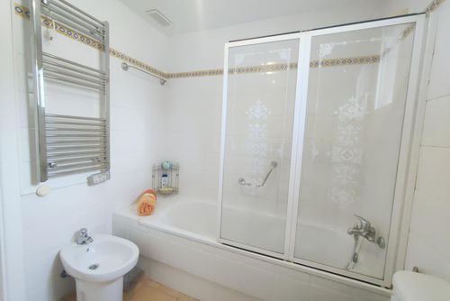 Jardines Torreblanca Apartamento en Fuengirola, Andalucía, España, con piscina comunitaria para 4 personas. El apartamento está situado cerca de supermercados, a 1 km de la playa de Torreblanca y a 1 km del Mediterráneo....