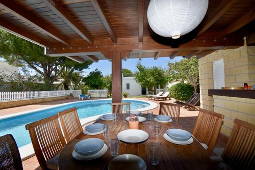 Magic Home Encantadora y cómoda villa en Chiclana de la Frontera, Costa de la Luz, España, con piscina privada para 12 personas. La casa está situada en una zona urbana de playa, cerca de restaurantes, bares, supermercados y a 2 km de la playa de La Barrosa....