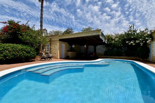 Magic Home Schöne und komfortable Villa in Chiclana de la Frontera, Costa de la Luz, Spanien, mit privatem Pool für 12 Personen. Das Haus befindet sich in einem urbanen Strandbereich, in der Nähe von Restaurants, Bars und Supermärkten, und ist 2 km vom Strand La Barrosa entfernt....