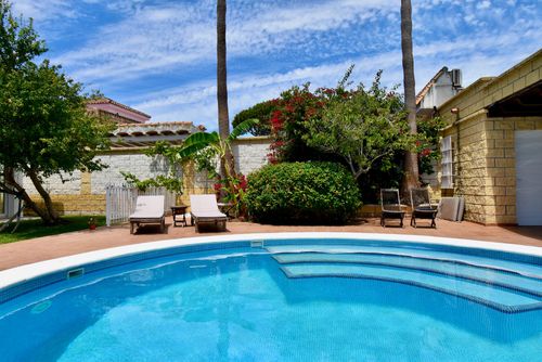 Magic Home Lovely and comfortable villa in Chiclana de la Frontera, Costa de la Luz, Spain with private pool for 12 persons. The house is situated in an urban beach area, close to restaurants, bars, supermarkets, and 2 km from La Barrosa beach....