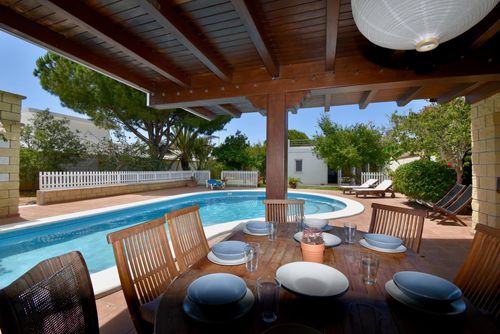 Magic Home Charmante et confortable villa à Chiclana de la Frontera, Costa de la Luz, Espagne, avec piscine privée pour 12 personnes. La maison est située dans un quartier urbain proche de la plage, à proximité de restaurants, bars, supermarchés, et à 2 km de la plage de La Barrosa....