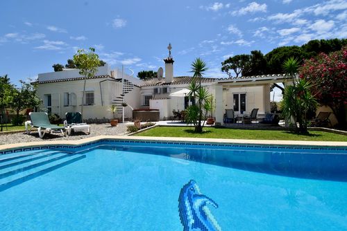 Ohana Wunderbare und komfortable Villa mit privatem Pool in Chiclana de la Frontera, Costa de la Luz, Spanien für 8 Personen. Das Haus befindet sich in einer ländlichen Strandregion, 3 km vom Strand La Barrosa und 5 km von La Barrosa entfernt....