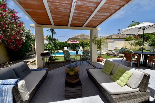 Ohana Wunderbare und komfortable Villa mit privatem Pool in Chiclana de la Frontera, Costa de la Luz, Spanien für 8 Personen. Das Haus befindet sich in einer ländlichen Strandregion, 3 km vom Strand La Barrosa und 5 km von La Barrosa entfernt....