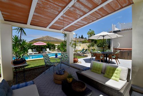 Ohana Magnifique et confortable villa à Chiclana de la Frontera, Costa de la Luz, Espagne, avec piscine privée pour 8 personnes. La maison est située dans une zone rurale proche de la plage, à 3 km de la plage de La Barrosa et à 5 km de La Barrosa....