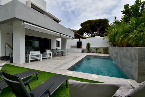 Concha3 Villa en Chiclana de la Frontera, Costa de la Luz, España, con piscina privada para 12 personas. La casa está situada en una zona residencial de playa, cerca de restaurantes y bares, tiendas, supermercados y una cancha de tenis, y se encuentra a 500 m de la playa de La Barrosa....