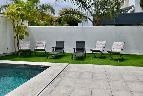 Concha3 Villa à Chiclana de la Frontera, Costa de la Luz, Espagne, avec piscine privée pour 12 personnes. La maison est située dans une zone résidentielle proche de la plage, à proximité de restaurants et bars, magasins, supermarchés et d'un court de tennis, et est à 500 m de la plage de La Barrosa....