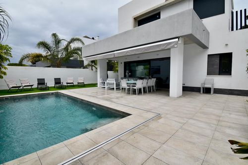 Concha3 Villa à Chiclana de la Frontera, Costa de la Luz, Espagne, avec piscine privée pour 12 personnes. La maison est située dans une zone résidentielle proche de la plage, à proximité de restaurants et bars, magasins, supermarchés et d'un court de tennis, et est à 500 m de la plage de La Barrosa....