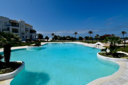 Pinomar 1 Classic and comfortable apartment in La Barrosa, Costa de la Luz, Spain for 4 persons. The apartment is situated in a residential beach area, close to restaurants and bars, shops and supermarkets, and 100 m from La Barrosa beach....