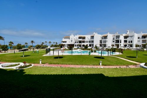 Pinomar 1 Apartamento clásico y cómodo en La Barrosa, Costa de la Luz, España, para 4 personas. El apartamento se encuentra en una zona residencial de playa, cerca de restaurantes y bares, tiendas y supermercados, y a 100 m de la playa de La Barrosa....