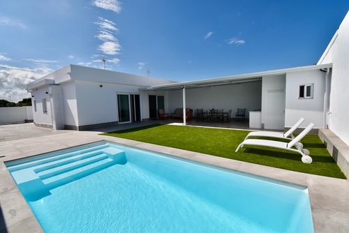 Adela Moderne und komfortable Villa mit privatem Pool in Chiclana de la Frontera, Costa de la Luz, Spanien für 6 Personen. Das Haus befindet sich in einem bewaldeten und ruhigen Wohngebiet in Strandnähe, nur 2 km vom Strand La Barrosa entfernt....