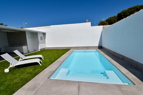Adela Moderne und komfortable Villa mit privatem Pool in Chiclana de la Frontera, Costa de la Luz, Spanien für 6 Personen. Das Haus befindet sich in einem bewaldeten und ruhigen Wohngebiet in Strandnähe, nur 2 km vom Strand La Barrosa entfernt....