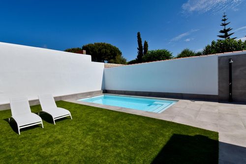 Adela Moderna y cómoda villa con piscina privada en Chiclana de la Frontera, Costa de la Luz, España, para 6 personas. La casa está situada en una zona residencial y boscosa de la playa, a 2 km de la playa de La Barrosa....