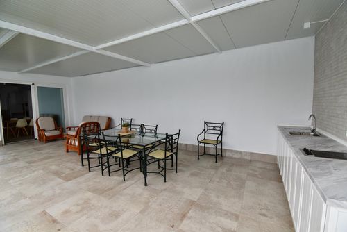 Adela Moderne und komfortable Villa mit privatem Pool in Chiclana de la Frontera, Costa de la Luz, Spanien für 6 Personen. Das Haus befindet sich in einem bewaldeten und ruhigen Wohngebiet in Strandnähe, nur 2 km vom Strand La Barrosa entfernt....