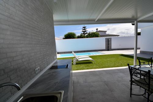 Adela Moderna y cómoda villa con piscina privada en Chiclana de la Frontera, Costa de la Luz, España, para 6 personas. La casa está situada en una zona residencial y boscosa de la playa, a 2 km de la playa de La Barrosa....