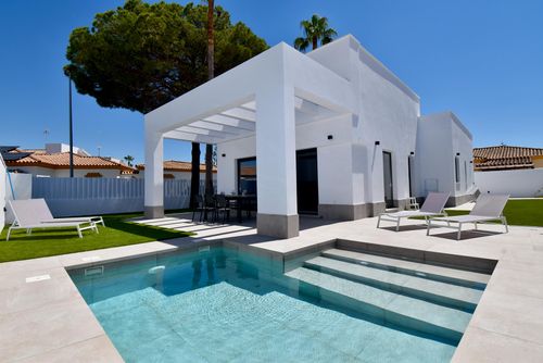 Nuria Villa moderne et luxueuse à Chiclana de la Frontera, Costa de la Luz, Espagne, avec une piscine privée pour 6 personnes. La villa est située dans un quartier résidentiel proche de la plage, à proximité de restaurants et bars, magasins et supermarchés, à 3 km de la plage de La Barrosa....