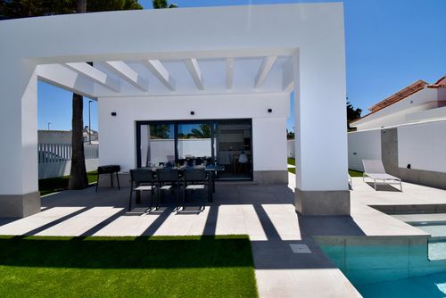 Nuria Moderna y lujosa villa en Chiclana de la Frontera, Costa de la Luz, España, con piscina privada para 6 personas. La villa se encuentra en una zona residencial de playa, cerca de restaurantes y bares, tiendas y supermercados, a 3 km de la playa de La Barrosa y a 3 km de La Barrosa....