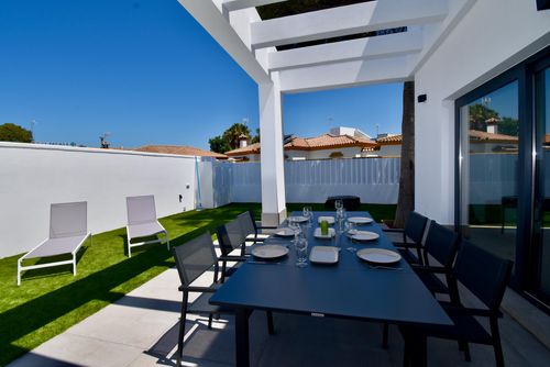Nuria Moderna y lujosa villa en Chiclana de la Frontera, Costa de la Luz, España, con piscina privada para 6 personas. La villa se encuentra en una zona residencial de playa, cerca de restaurantes y bares, tiendas y supermercados, a 3 km de la playa de La Barrosa y a 3 km de La Barrosa....