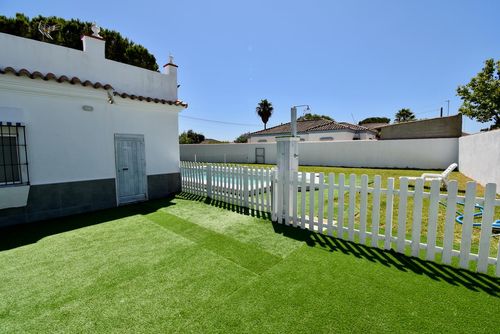Athenea Rustikale und komfortable Villa in Chiclana de la Frontera, Costa de la Luz, Spanien, mit privatem Pool für 6 Personen. Das Haus befindet sich in einer ländlichen Strandgegend, 3 km vom Strand La Barrosa und 5 km von der Stadt La Barrosa entfernt....