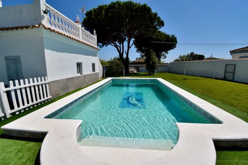 Athenea Villa rustique et confortable à Chiclana de la Frontera, Costa de la Luz, Espagne, avec piscine privée pour 6 personnes. La maison est située dans une zone rurale proche de la plage, à 3 km de la plage de La Barrosa et à 5 km de la ville de La Barrosa....