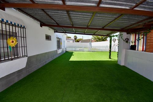 Athenea Rustikale und komfortable Villa in Chiclana de la Frontera, Costa de la Luz, Spanien, mit privatem Pool für 6 Personen. Das Haus befindet sich in einer ländlichen Strandgegend, 3 km vom Strand La Barrosa und 5 km von der Stadt La Barrosa entfernt....