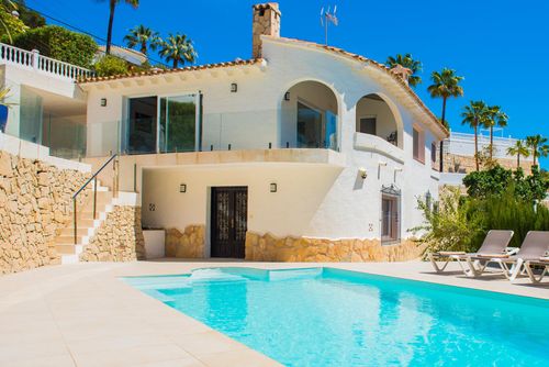 Maran 8 pax Grote en comfortabele villa met privézwembad in Moraira, Costa Blanca, Spanje voor 8 personen. Het huis is gelegen in een woonwijk nabij het strand en ligt op 1 km van het strand....