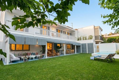 La Colonial 5 minutos andanodo de playa de Sitges y 15 del centro Diseño  Renovada 100% Luxury villa with heated pool in Barcelona, Spain for 7 persons. The villa is situated in a residential beach area, close to restaurants and bars and 500 m from the beach....